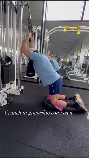 Crunch in ginocchio con i cavi