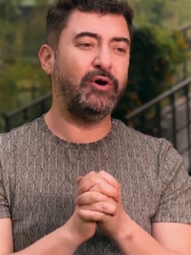 😂🍽️ Mientras los comensales disfrutaban del plato principal, Iván Marín, con su característico humor, aprovechó para darles algunos consejos a los novios. 💍✨ #MasterChefCelebrity #MasterchefCelebrityColombia