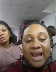 2.8K views · 50 reactions | Wahala for Najia... For over 34 minutes, a big woman interrupted banking activities as she stopped bankers from attending to other customers over N100k that was deducted from her account. The angry woman who made a live video with her car key around her neck, threatened to sleep in the bank and strip naked. | Vision Africa Radio 104.1FM | Facebook