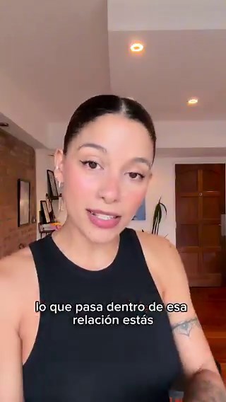 Una señal clara para darte cuenta de si estás en una buena pareja:Sofía Calvo: “Es ver si le empezás a mentir u ocultar información a todo tu entorno. Si estás en un vínculo y te da vergüenza o miedo contarle a la gente que te quiere lo que pasa dentro de esa relación, estás en un vínculo peligroso y potencialmente todavía más peligroso porque no sólo mentís, sino que te empezás a alejar de la gente que te quiere porque sabes que no está de acuerdo con aquello que pasa en tu relación ¿Por qué la
