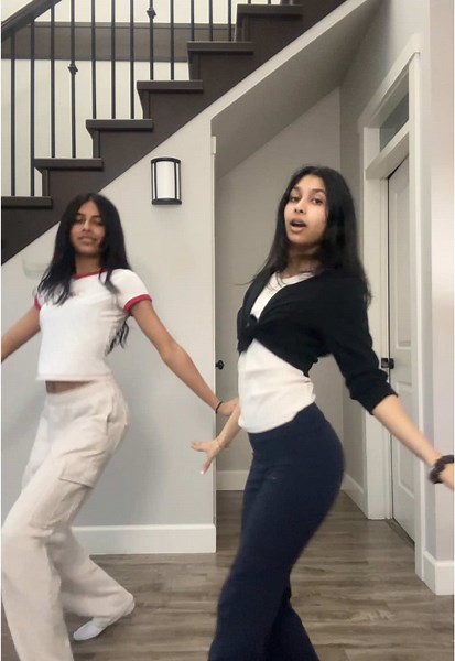 a quick choreo before we hit more cream puffs #dance #bollywoodsong #bollywooddance #hindisong #indiandance #dancing #ranbirkapoor #shraddhakapoor #showmeyourthumka