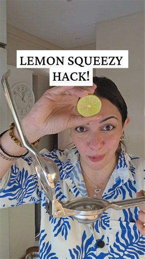 How to use your lemon squeezy to avoid bitter juice. #hack #lifehacks #kitchenhacks #relatable