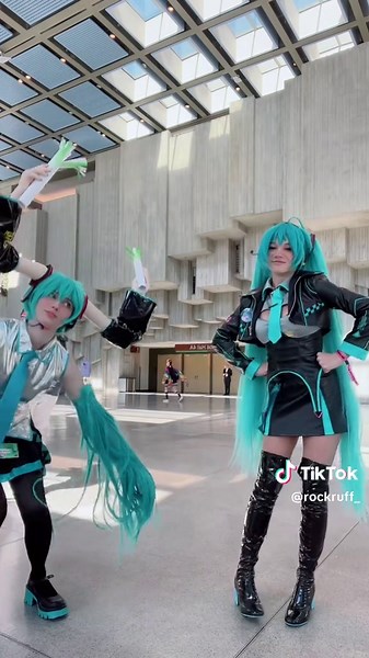 rockruff.cos (@rockruff_) - Everyone stand and clap for @KCs arm Miku 🙏