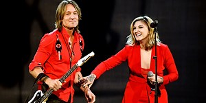 Keith Urban & Julia Michaels Perform ‘Coming Home’ at ACM Awards 2018 – Watch!