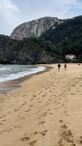 Guárdate esta playa si quieres disfrutar de deportes acuáticos 🏄‍♀️ La playa de Laga se encuentra en la 📍 Reserva de la Biosfera de Urdaibai @‌turismourdaibai . Es el spot perfecto para disfrutar del surf, la vela o el piragüismo. Y si además quieres disfrutar de unas vistas increíbles, no te pierdas la ruta del Cabo de Ogoño 😉 Laga beach is located in the 📍 Urdaibai Biosphere Reserve. It is the perfect spot to enjoy surfing, sailing or canoeing. And if you also want to enjoy some incredible