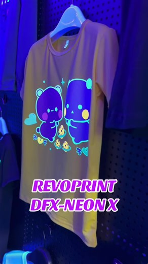Textile printing has just entered a new dimension. ✨ Neon colors 🌙 Glow-in-the-dark effects ⚡ Reflective finishes Powered by Cross Linker glue technology, REVOPRINT DFX-NEON X also enables metallic foil, holographic, suede and multiple special effects — all in one system. It doesn’t just print designs… it creates high-impact visuals that sell more, day and night. The future is already glowing. The future is already glowing. #dtf #DTF #sublimación #DTFPrinting #sublimacionpersonalizada