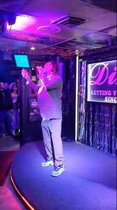 Chris Martin donned a disguise to sing a new #Coldplay song and surprise fans at a karaoke bar in Las Vegas! 🎤🎶 (🎥: City Cast Las Vegas/dinoslv) | Extra
