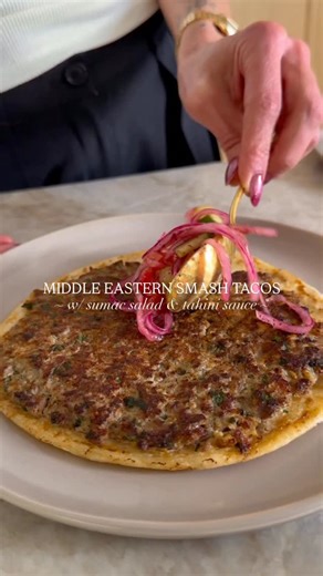 @kalejunkie MIDDLE EASTERN SMASH TACOS with tahini sauce and a yummy tangy sumac salad 🌮 I’m just changing things up around here from a regular taco—this has all the vibes of arayes but as a thin taco instead, topped with a tangy salad and tahini sauce. SO SO SO FLAVORFUL and ofc like all my recipes, it’s easy to make! ⁣ ⁣ SHARE this post with friends, SAVE, and FOLLOW me @kalejunkie for more easy dinner ideas!⁣ ⁣ Tacos⁣ 1 lb ground beef (80/20 preferably)⁣ 1/2 white onion, grated ⁣ 1/2 cup par