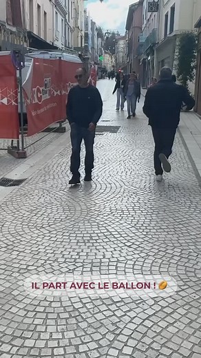 Mercredi dernier, @tomdanovaro, centre et @max_castant, talonneur du CSBJ Rugby sont passés faire un coucou aux Berjalliens et en ont profité pour leur lancer quelques passes juste devant la boutique officielle du CSBJ Rugby🏉✨ N’oubliez pas : la boutique est en déstokage sur toute la collection Le Coq Sportif, avec des remises de -30 % à -50 % ! 📆Ouvert du mardi au samedi 🕘De 10h30 à 12h30 et de 14h à 19h 📍Rue piétonne de Bourgoin-Jallieu | CSBJ Rugby - Officiel