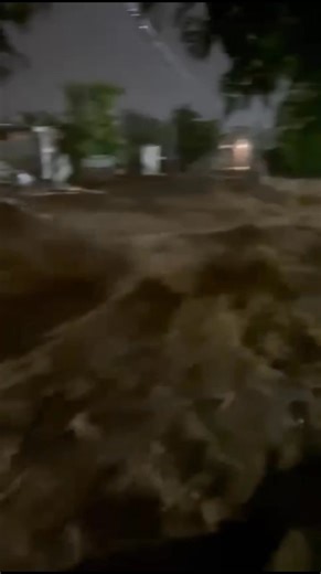 🌀🌧️ Huracán "Lorena" azota con fuerza a Cabo San Lucas y provoca intensas lluvia; videos compartidos en redes sociales muestran fuertes vientos y corrientes de agua que arrasan con todo a su paso. #Huracán #Tormenta #Clima #BajaCaliforniaSur | Los Noticieristas