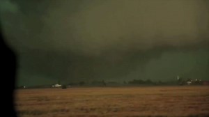 One of my scariest moments storm chasing - our close call with what became the World's Largest Tornado. 6 years ago today was the El Reno Tornado. The widest tornado in recorded history growing to over 4.2 km wide (2.6 miles) and at times having wind speeds up to 484 km/h (301 mph). We were on this storm from birth, watching as it rapidly turned into a wedge and we got a little too close. It was absolutely terrifying as the winds crept on us and debris began flying. A day I'll never forget. Toda