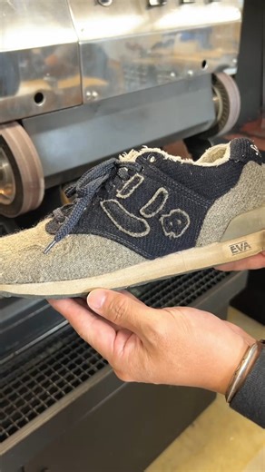 ミスターミニット公式｜靴修理・合鍵のお店 on Instagram: "「にゅ」スニーカーのかかと修理をご紹介👟 スニーカーのかかともすり減ったら直せることをご存知ですか❓🤗 今回はすり減ってしまったかかとを部分的に修理しています🔨 斜めにすり減った部分に傾斜状のゴム素材を足して、高さがフラットになるようにします❕ 歩き心地も大きな変化が出ず、修理の入門編として最適です👍 スニーカーのかかとが減ってしまい困っている方は、ぜひミスターミニット（ @misterminit_jp）にご相談ください💁‍♀️ #スニーカー #スニーカー修理 #かかと修理"