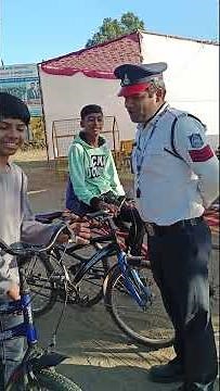 प्यारे बच्चों, ऐसी गलती न करें—National Highway पर Cycle सावधानी से चलाएँ 🚲⚠️ #KidsSafety #shorts