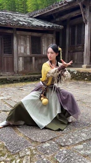 腰脊为轴，肩肘相随，一动牵动全身，一沉稳固根基。 #太极 #太极拳 #武术 #中华武术博大精深 #武侠风