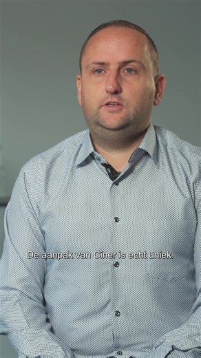 Onze flesseniers stappen bij VT Logistics tussen de demo-installaties en maken voor het eerst écht kennis met de machines waarmee ze later zullen werken. Ontdek hoe dit er aan toe ging in aflevering 3 van Flessengeluk! 😃 Bekijk de aflevering via flessengeluk.cinerglass.be #CinerGlassBelgium #Docureeks #Lommel #Flessengeluk #Flesseniers | Ciner Glass Belgium