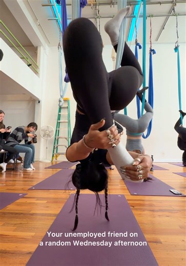 My first ever aerial class !!! Thank you to @colorsandcare this was actually the coolest way to start my day😂🥰💋 #comedy #unemployment #aerialyoga