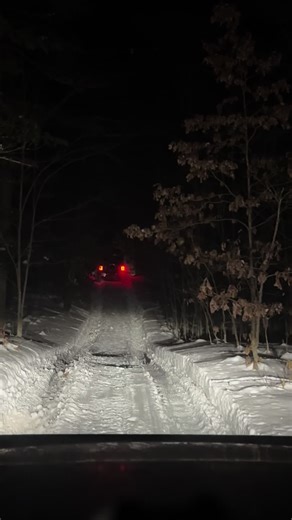 Just a little snowy night ride with a bunch of jeeps. #snowwaydude2025 #bronco #jeep #nightride #snow #snowwheeling #broncos #ford #broncoladies #offroad #discover4x4adventures