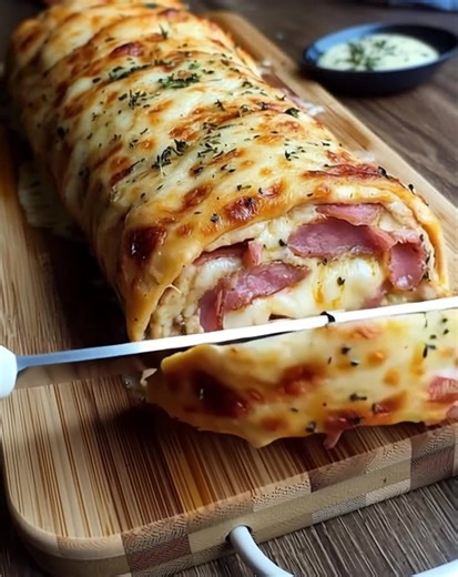 Italian Stromboli Ingredients: 1 tube of Pillsbury pizza crust 8 slices of deli ham 10 slices of Genoa salami 12 slices of sandwich pepperoni 8 slices provolone cheese or mozzarella (shredded cheese works too) 2 tablespoons of butter 2 minced garlic cloves 2 teaspoons chopped parsley ..... Fυll ᖇecίpe in Coʍmеոτ [💬] | Cooking Ideas & Recipes