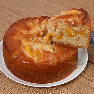 Délicieux gâteau aux pêches, super moelleux et très savoureux | Recettes Maître