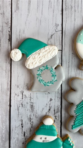 Kristel || Your Local Baker on Instagram: "A wonderful part of living in Michigan, is living in such a fun shaped state! It makes for super fun cookie cutter shapes and designs. This cutter has been one of my favorites for years now! It’s mostly for Christmas, but you can mix the colors to extend it to other seasons as well. Also, proof that not just lines will “wreath”… here, I used X’s and O’s and they wreathed beautifully 🫶🏽 #royalicingcookies #shortbreadcookies #satisfyingvideos #stateofmi