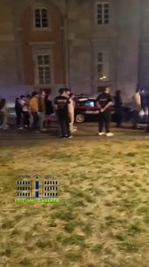 Tanta paura poco prima di mezzanotte nella zona dei campetti davanti alla Reggia dove si è verificata un’aggressione ai danni di 2 ragazze e un ragazzo, tra i 16 e 18anni. I tre nell’avventurarsi nella zona laterale della piazza in direzione della Flora, dove ci sono le transenne, si sono imbattuti in alcuni extracomunitari. Uno di questi, nordafricano abbastanza giovane, barba e pizzetto, con felpa nera, una maglia blu e un cappellino girato al contrario, li ha minacciati dicendo di non azzarda