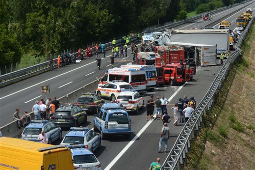 Guidava distratto dal cellulare, tre morti nello schianto con l’ambulanza: patteggia e va in cella - Arezzo24