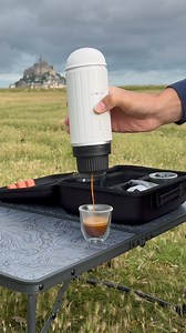 Enjoy the comfort of a creamy espresso ☕️ wherever you are, at work, in the great outdoors, or even at home. Evergreen's Nomaduo is a portable, self-heating coffee maker that you can take with you wherever you go. It's compatible with Nespresso capsules, but also with ground coffee, which is more economical and environmentally friendly. It's perfect for hiking, road trips or simply enjoying a good espresso at work. With 19 bars of pressure, it makes an espresso equivalent to that of a convention