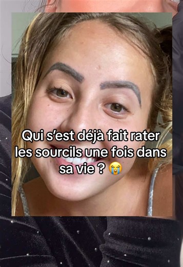 Si je suis devenue brow artist… c’est à cause d’un raté. Quelques semaines avant mon mariage, on m’a complètement raté les sourcils. Tous les jours je devais les maquiller pour cacher. Les gens disent souvent : “c’est juste des sourcils…” Mais quand tu ne te reconnais plus dans le miroir, ça touche beaucoup plus que ça. C’est à ce moment-là que je me suis promis une chose : plus jamais je ne laisserai une femme vivre ça à cause d’un mauvais travail. Aujourd’hui, quand je recrée des sourcils natu