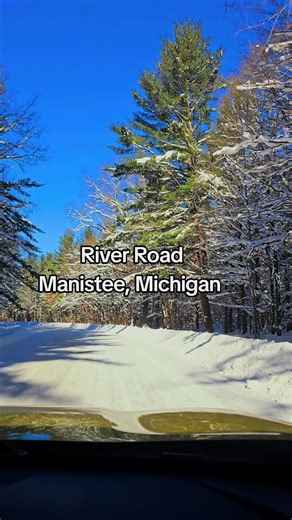 The endless beauty of Northern Michigan, as simple as hopping in the car and going for a drive. #puremichigan #northernmichigan #upnorthmichigan #scenicride #manisteemichigan