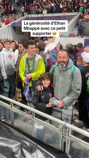 La générosité d'Ethan Mbappé envers un jeune supporter