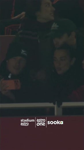 Dua Lipa at the Emirates! Any guesses on which team she’s supporting? 😌