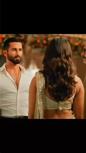 blackhole on Instagram: "日本は、🎭💯人々の「一歩一歩」を電力に変える革新的な技術を導入しています。 それが「圧電タイル（ピエゾエレクトリック・タイル）」です。 このタイルは、歩行者が踏むたびに生じる圧力と振動のエネルギーを吸収し、 その機械的な力を電気エネルギーに変換します。 内部に埋め込まれた圧電素子がわずかに変形することで、微小な電流が発生します。 一歩一歩は小さな電力ですが、何百万もの歩行が重なれば、LEDライト、デジタルディスプレイ、センサーなどを動かす十分な電力が生み出されるのです。 東京・渋谷駅のような人通りの多い場所では、 1日に約240万歩がこのシステムに貢献しています。 この電力は蓄電または即時利用が可能で、従来の電力供給への依存を減らし、持続可能な都市インフラの発展を支えています。⚡️ 日常の「歩く」という行為が、 未来の再生可能エネルギーを生み出す力に変わっているのです。⚡️ ＃日本＃圧電タイル#ピエゾエレクトリック ＃歩行発電#渋谷駅#再生可能エネルギー＃スマートシティ ＃テクノロジー＃革新 ＃環境保護 #未来への一歩#モチベーショ