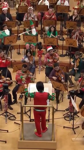 Trepak from Selections from The Nutcracker by Tchaikovsky, performed by the New World Symphony at our Sounds of the Season concert. Wishing you a bright New Year’s Eve—let these festive rhythms ring in the year ahead. ✨ ____ Trepak, de Selecciones de El Cascanueces de Tchaikovsky, interpretado por la New World Symphony en nuestro concierto Sounds of the Season. Te deseamos una luminosa Nochevieja—que estos ritmos festivos den la bienvenida al año que comienza. ✨ #NewWorldSymphony #ClassicalMusic