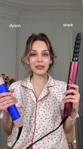 Quel aspirateur choisir : Dyson ou Shark pour le brushing ?