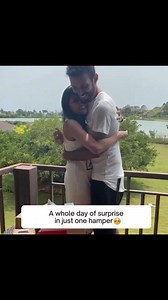 When the gifts keep coming the whole day 😌🤩 . . Surprise your partner with an entire day of surprises in a box! 🎁❤️ . . . #oyehappy #oyehappygifts #gifthampers #surprisehamper #giftsforyourlovedones #giftsforhim #giftsforher #personalisedgifts #uniquegifts #premiumgifts #gifthampersindia | Oye Happy