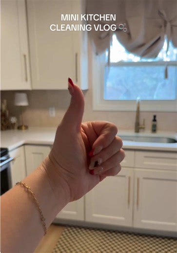 Anyone else feel like a messy house affects their mental health??? 😅🫣 I’m all out of routine since starting work back !!! @Scrub Daddy #cleanwithme #kitchencleaning #realisticcleaning #cleaning