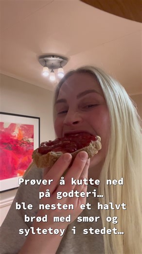 Jeg er skikkelig for balanse 🍫 og vil si jeg spiser relativt sunt. Men jeg har en tendens til å spise litt mye godteri i helgene… og når det blir fredag, lørdag og søndag, så er det jo nesten halve uka 🙈 Så et lite mål for meg i år er å redusere litt på godteriinntaket, uten at noe er “fy fy”. Så i kveld ble det x antall skiver nybakt brød med smør og syltetøy 😋🍞😂 Hva bruker du å spise hvis du skal kose deg? 😋 #mødrepåtiktok #livsstilsendring #healthymomlife #lifestyle #bread