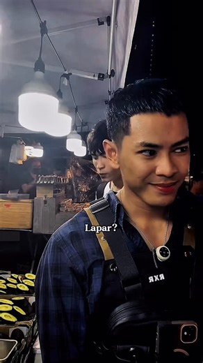 Razzuan Rosli on Instagram: "Nak gigi cantik, mestilah dekat @razzdental . Tapi aku macam orang Taiwan? Seyes la? 😂. Selalu korang tengok saya dari POV saya kan. Kali ni sy share korang situasi kt sekeliling sy dari live semalam. p/s : setiap hari selasa saya niaga di Pasar Malam Johor Jaya. Jalan Dedap 4, Taman Johor Jaya, atau waze je Restoran Kassim Beriani House Johor Jaya"
