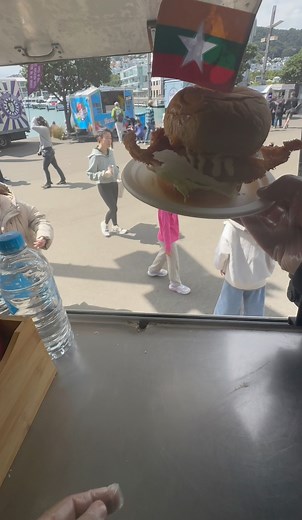 ကျွနိတော် မြန်မာဘာဂါ "Burmese Crispy Chicken Burger” ကို ရောင်းခြင်းရဲ့ အဓိက ရည်ရွယ်ချက်က .. ကိုယ့်ချစ်တဲ့ မြန်မာပြည်ကို လူပိုသိစေချင်တဲ့ ရည်ရွယ်ချက်နဲ့ပါ .. အဲဒါမို့ကြောင့် Burger ရဲ့ ရှေ့မှာ Burmese လို့ သုံးပီး Burmese Burger လို့ မီနဓ မှာ ရေးထားပါတယ် .. ဒါပေမဲ့ ဝယ်သူတွေ အချို့က Burmese ဆိုတဲ့ စကားလုံးကို မထဲ့ပဲ Crispy Chicken Burger လို့ပဲ ခေါ်ရင် ကျွန်တော် မကြိုက်သလို .. “မြန်မာ"ဆိုတဲ့ စကားလုံး ပါအောင် ပြန်ခေါ်ခိုင်းပါတယ် .. အခုလဲ ဒီကောင်မလေးက မြန်မာဆိုတဲ့ စကားလုံး Burmese ကို မခေါ်ခဲ့ပဲ ဘာ