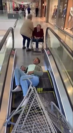 Shopping Cart Chaos on Escalator – Elderly Man in Wheelchair Saved at the Last Second