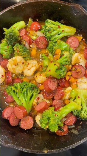 This Honey Garlic Shrimp, Sausage & Broccoli dish is soo good