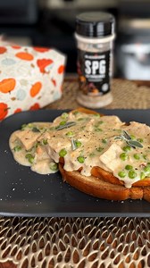 Don’t let your Thanksgiving turkey go to waste! 🦃 Turn it into a family favorite: Turkey à la King. It’s creamy country gravy with tender turkey, served over sourdough toast, rice, or mashed potatoes. Add your favorite veggies and top it with fresh sage for a cozy meal that feels like home! Ingredients: 4 cups leftover turkey, shredded or chopped ¼ cup onions, diced small 1 cup frozen peas 5 tbsp unsalted butter 5 tbsp all-purpose flour 1½ cups chicken stock 3½ cups whole milk Blackstone SPG se