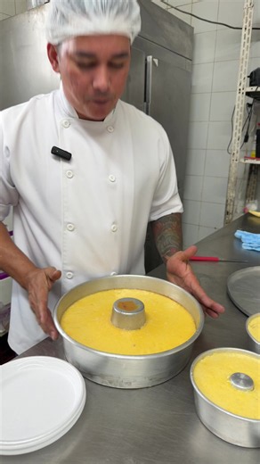 ✨ PUDIM PERFEITO ✨ - 150g. de gemas - 750g. de leite condensado - 250g. de creme de leite - 200ml de leite 🧑‍🍳 MODO DE PREPARO 1️⃣ Em um recipiente, adicione as gemas e mexa delicadamente com um fouet até ficarem bem homogêneas e sem grumos. 2️⃣ Acrescente o leite condensado e misture bem, garantindo uma textura lisa e uniforme. 3️⃣ Em seguida, adicione o creme de leite e continue mexendo até incorporar completamente. 4️⃣ Por fim, adicione o leite e misture novamente até obter um creme homogên