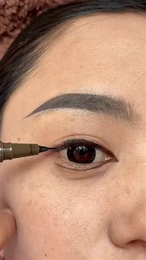 Unicorn Salon 濾 on Instagram: "Eyeliner LINK IN BIO This eyeliner trick is a game-changer—stamp, drag, blend, done! A little curve here, a shimmer there, and suddenly your eyes look bigger, brighter, and more lifted. Whether you're going for sweet or bold, this one technique does it all. Try it and thank yourself later!"