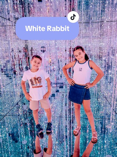 🔥PLANAZO GRATIS PARA NIÑOS EN BARCELONA🔥 Si tienes peques en casa, esto te interesa👇🏻 ¡Este verano los niños entran GRATIS a @whiterabbit.bcn ! 🤩 Un plan inmersivo lleno de arte, color y diversión en pleno Passeig de Gràcia. 🗓️ Hasta el 31 de agosto de 2026 👶 Niños de 0 a 12 años residentes en Catalunya 🪪 Solo tienes que presentar su DNI o NIE 👨‍👩‍👧 Máximo 2 niños por adulto acompañante (el adulto paga su entrada completa). 📍 White Rabbit Barcelona Pg. de Gràcia, 55, Barcelona 🕙 Tod