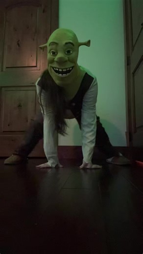 hey 😏💚🧌 #shrek #funny #costume #dance #fyp