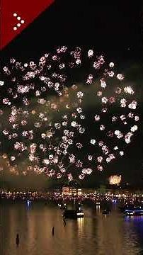 I fuochi di capodanno in bacino San Marco illuminano la laguna di Venezia.