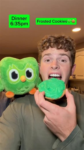 Thomas Winkler on Instagram: "Duolingo got me eating food bilingually😋 #green #foodchallenge #duolingopartner #thefoodguy #mukbang @duolingo"