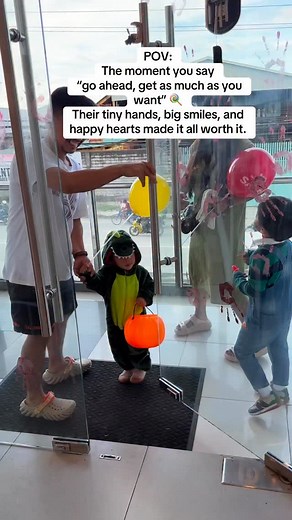 Little baskets, tiny hands, big smiles 🍭 Because Halloween at Haku isn’t just about treats — it’s about moments that make your heart melt 🎃✨⚠️ FAKE BLOOD ⚠️#halloweenmakeup #fakebloodwarning⚠️ #halloween #thehakucafe | The Haku Cafe