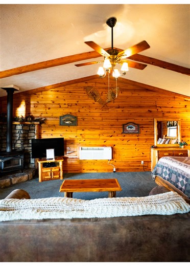 Lake days turn into the best slow nights here…🥰🌲 🏷️ #eurekasprings #arkansaslife #beaverlake #arkansas #arkansasadventure